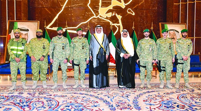 الشيخ صباح الخالد وخالد الجارالله مع عدد من منتسبي الحرس الوطني 