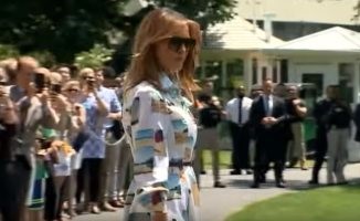 بالفيديو.. ميلانيا ترامب تلفت الأنظار بفستانها خلال مغادرتها إلى اليابان