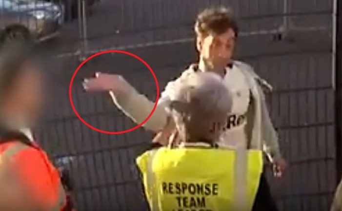 بالفيديو.. مشجع إنجليزي مخمور يصفع إحدى المنظِّمات بعد منعه من دخول الملعب