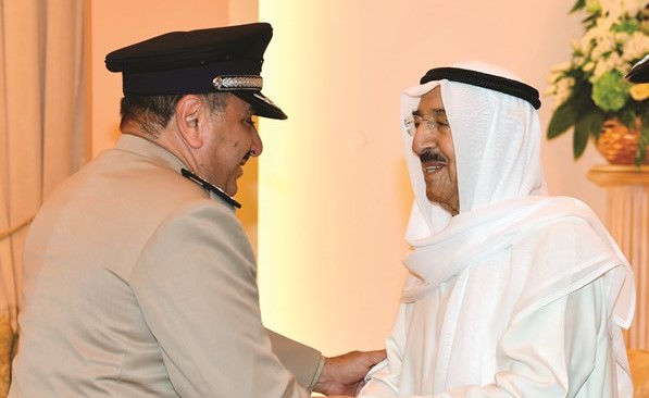 صاحب السمو الأمير الشيخ صباح الأحمد مصافحا اللواء شكري النجار﻿