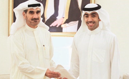 عبدالعزيز الحساوي يقدم الجائزة لوالد الحارس سليمان عبدالغفور﻿