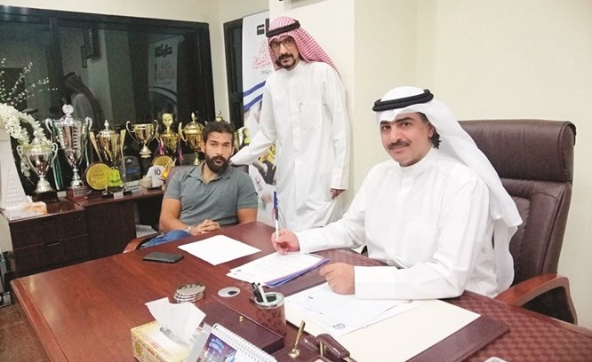 نواف جديد ومحمد المشعان خلال توقيع العقد بحضور عواد الطريفي﻿
