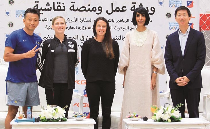 بلسم الأيوب متوسطة الملحق الثقافي في السفارة الأميركية والمحاضرين في الحلقة النقاشية﻿