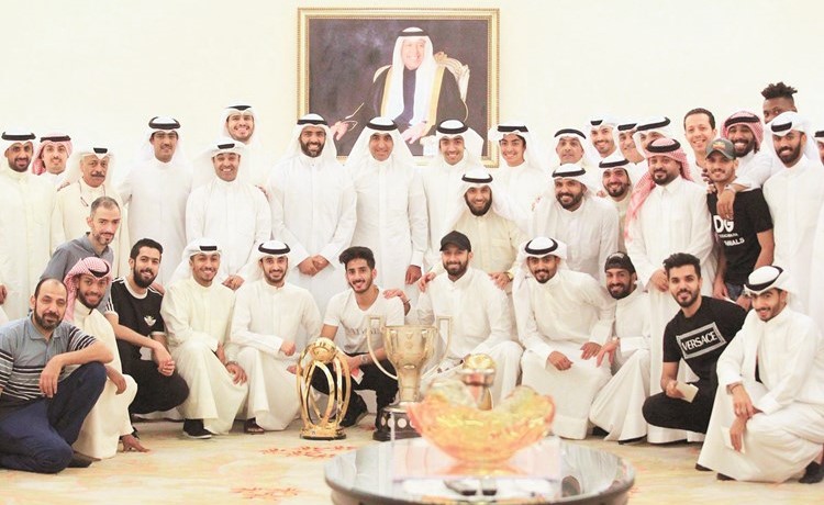 فهد الغانم وفواز وعبدالعزيز الحساوي يتوسطون اللاعبين وأعضاء الجهازين الإداري والفني  (المركز الإعلامي بنادي الكويت) 
