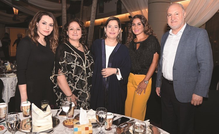 القائم بأعمال السفارة اللبنانية نسرين بوكرم في لقطة جماعية﻿