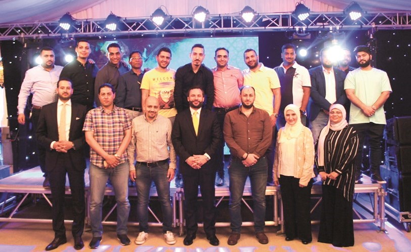 م.عمر نجم في لقطة مع المشاركين في الغبقة﻿