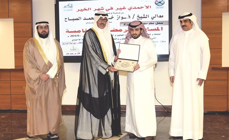الزميل عبدالعزيز المطيري يتسلم تكريم الأنباء من الشيخ فواز الخالد﻿
