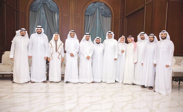 النائب ماجد المطيري مع عباس عوض وعدد من الحضور ﻿