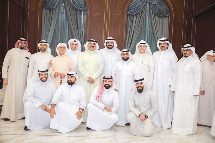 عباس عوض وعدد من الأصدقاء ﻿