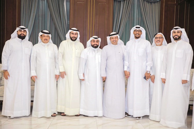 النائب فيصل الكندري مهنئا عباس عوض﻿