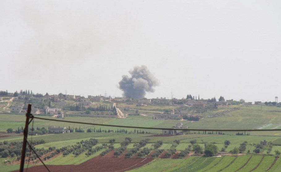 غارات جوية وقصف عنيف يركز على قرى «جبل الزاوية» في إدلب