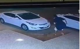 فيديو غريب للحظة سرقة سيارة في وضع التشغيل.. وهكذا دهس اللص صاحب السيارة