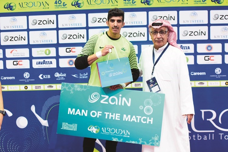 مدير الدورة حسين غانم يقدم جائزة افضل لاعب لسالم الصميعي ﻿
