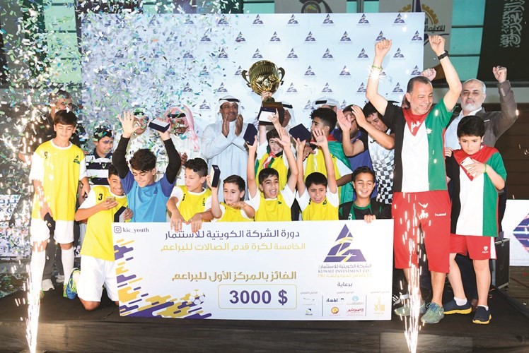 لاعبو اكاديمية فرسان يحتفلون بالحصول على الكأس ﻿