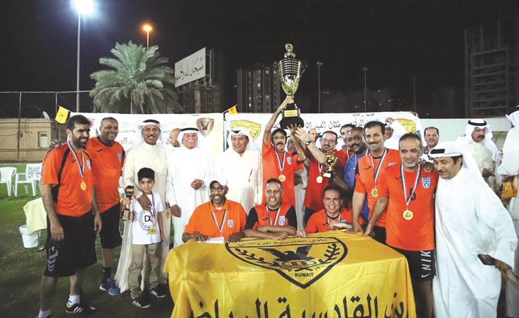لاعبو كاظمة يتسلمون الكأس ﻿