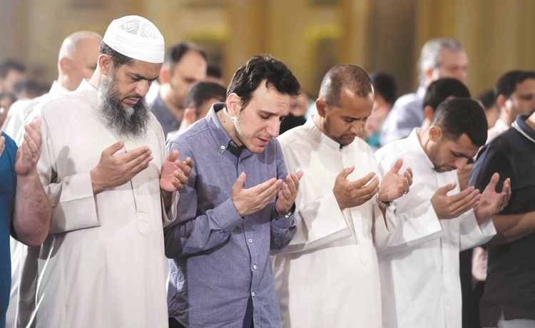 خشوع وتضرع إلى الله﻿