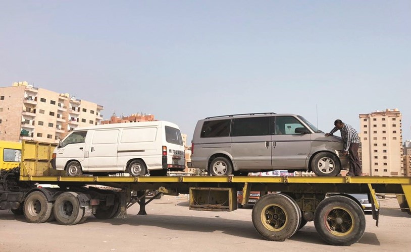 جانب من رفع السيارات المهملة في حولي ﻿
