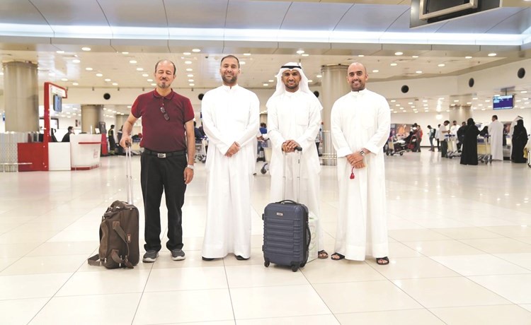عدد من الموظفين متجهين الى العمرة﻿