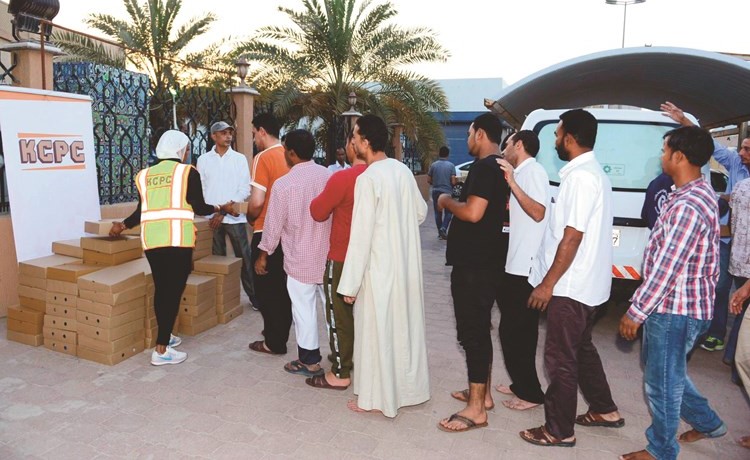 جانب من توزيع وجبات الإفطار على الصائمين﻿