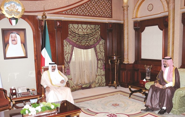 سمو ولي العهد مستقبلا السفير الشيخ علي الخالد﻿