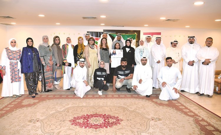 الشيخة سهيلة الصباح مع المشاركين في غبقة عمار يا كويت 	(قاسم باشا)﻿