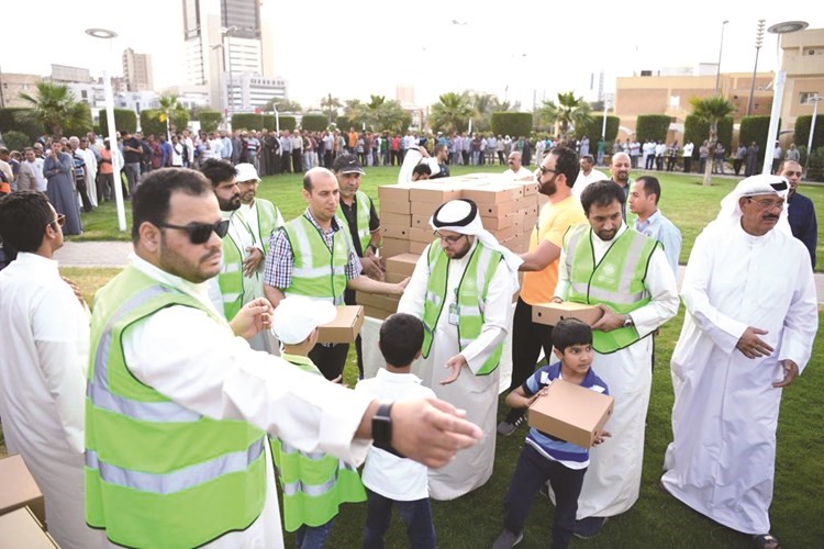 فريق العمل خلال توزيع وجبات إفطار صائم﻿