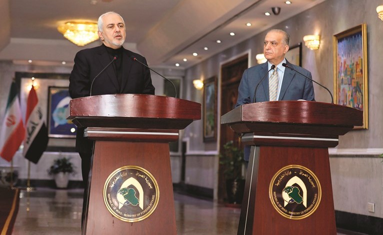 وزير الخارجية الايراني جواد ظريف ونظيره العراقي محمد الحكيم خلال مؤتمرهما الصحافي ببغداد امس-(رويترز) ﻿