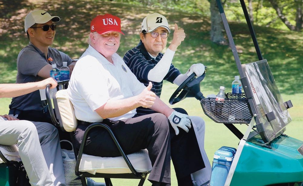 الرئيس الأميركي دونالد ترامب برفقة رئيس الوزراء الياباني شينزو آبي في ملعب الغولف 			        	          (رويترز)