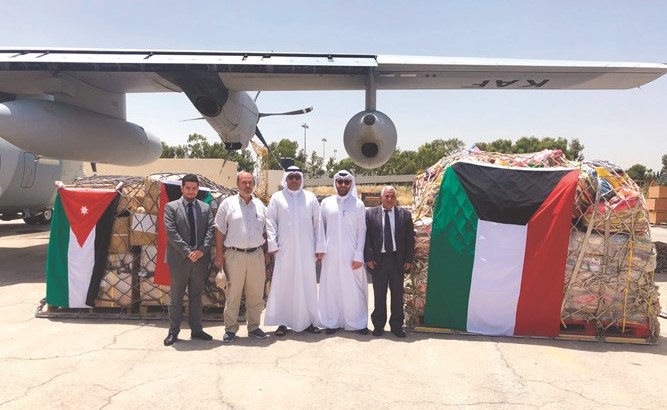 جانب من المساعدات الإغاثية المقدمة من الهيئة الخيرية الإسلامية العالمية الكويتية ﻿