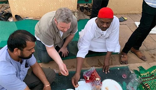 شاهد.. السفير البريطاني بالخرطوم يدعو المارة لتناول إفطار رمضان معه ويؤمهم للصلاة