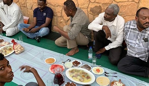 شاهد.. السفير البريطاني بالخرطوم يدعو المارة لتناول إفطار رمضان معه ويؤمهم للصلاة