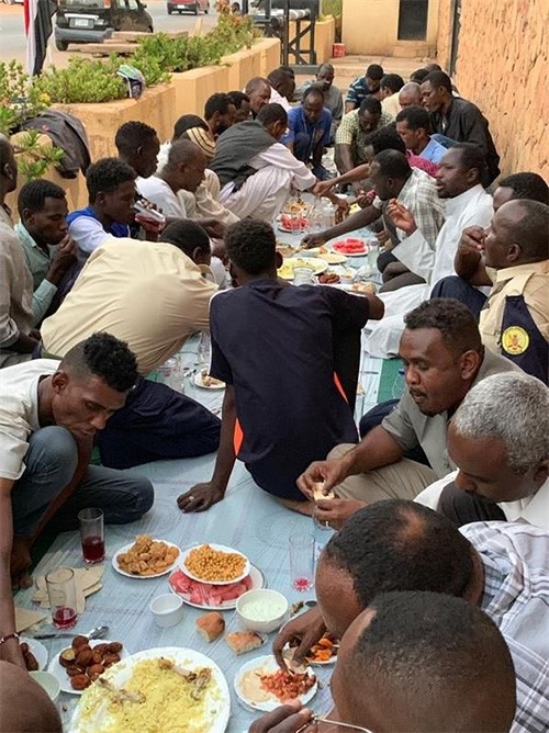 شاهد.. السفير البريطاني بالخرطوم يدعو المارة لتناول إفطار رمضان معه ويؤمهم للصلاة