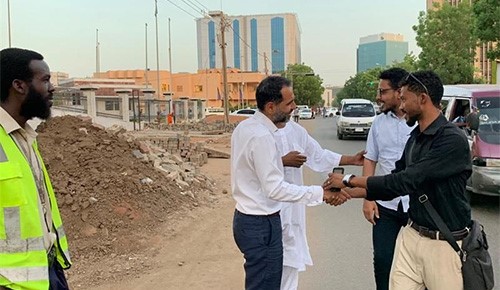 شاهد.. السفير البريطاني بالخرطوم يدعو المارة لتناول إفطار رمضان معه ويؤمهم للصلاة
