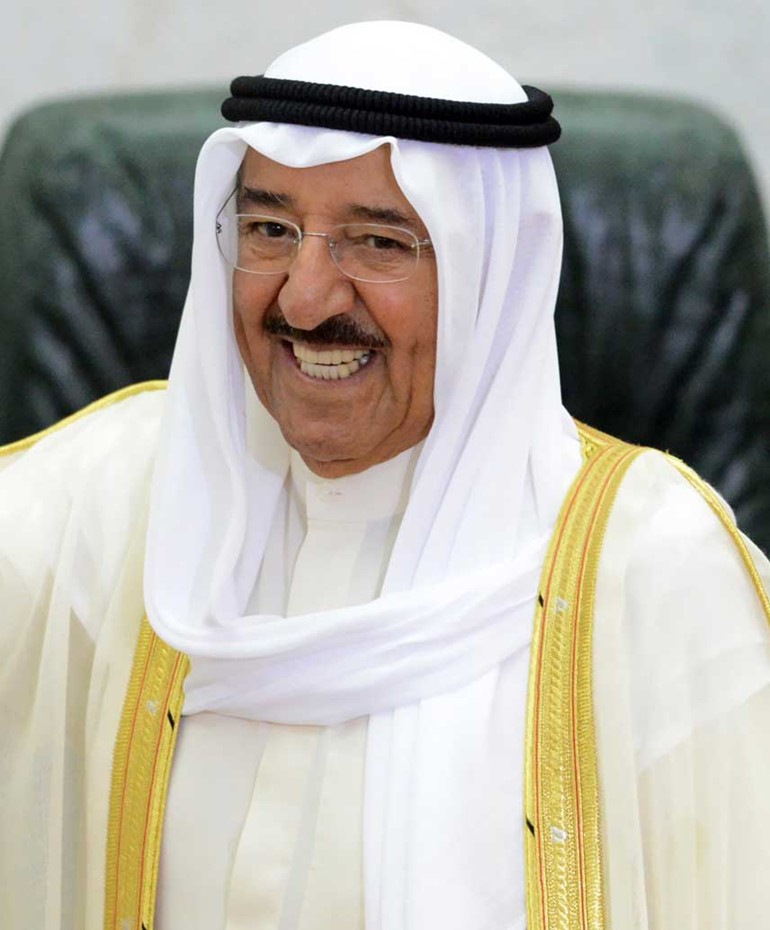 الأمير يتسلم دعوة من خادم الحرمين لحضور القمة الخليجية الطارئة