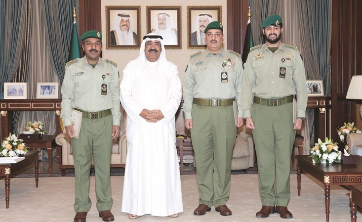 الشيخ مشعل الاحمد خلال استقباله الرائد طبيب د. عبدالله علي عبدالله والنقيب عبدالعزيز نايف معاشي﻿