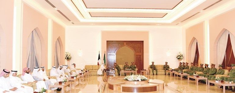 صاحب السمو الأمير الشيخ صباح الأحمد وسمو ولي العهد الشيخ نواف الأحمد خلال استقبال الشيخ مشعل الأحمد وقيادات الحرس الوطني بحضور كبار الشيوخ﻿