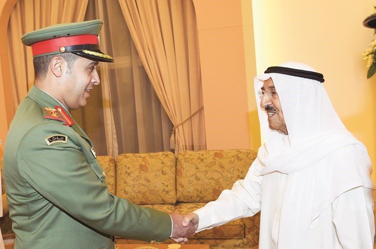 سمو الأمير مصافحا احد قيادات الحرس﻿