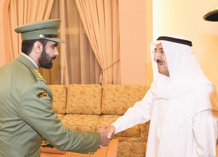 ومصافحا احد القيادات﻿