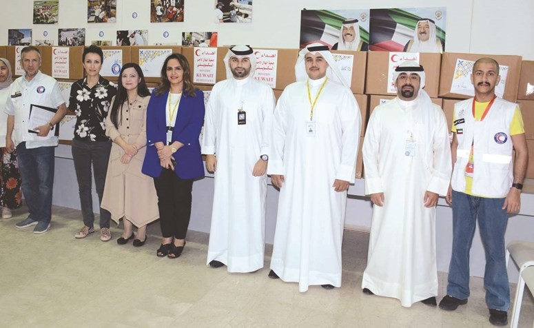  موظفو البنك مع إدارة جمعية الهلال الأحمر الكويتي﻿