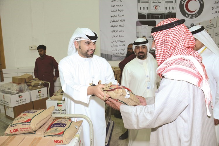  أثناء توزيع صناديق المواد التموينية﻿