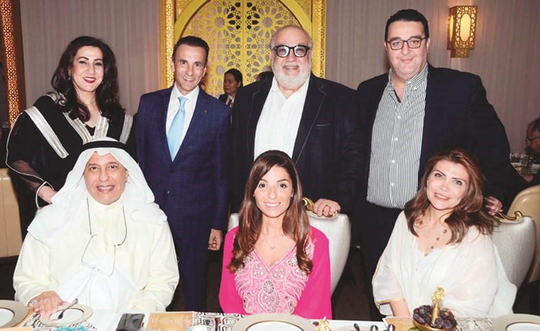 الشيخ مبارك فهد السالم وعدد من الحضور﻿