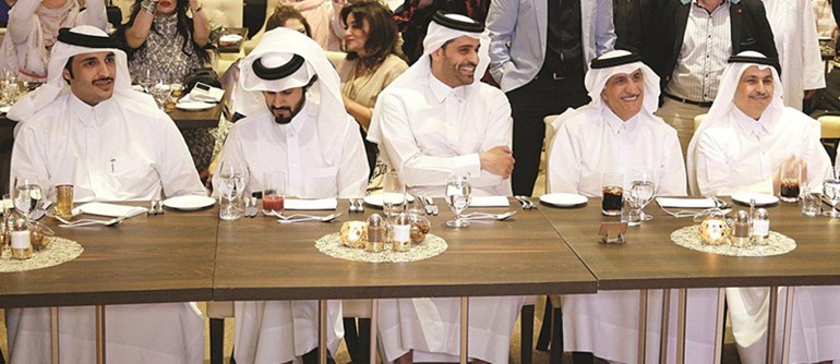 لقطة جماعية للرئيس التنفيذي ورؤساء مجلس الإدارة﻿