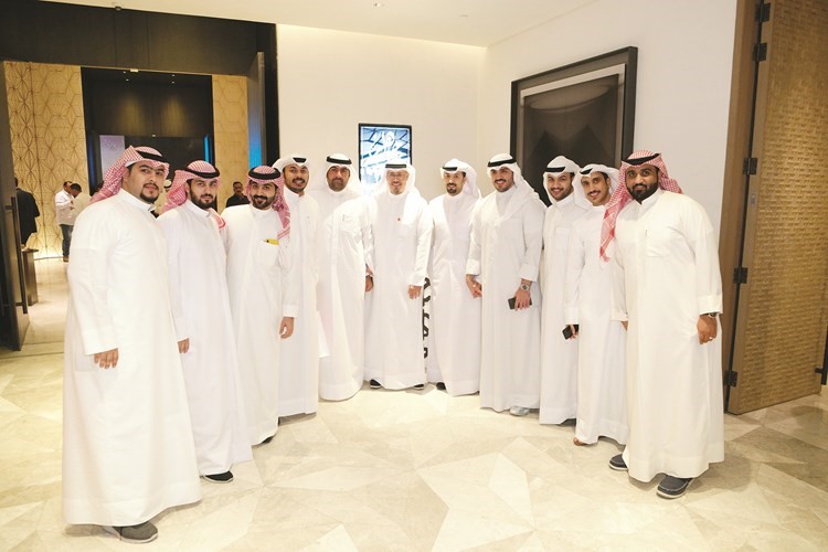 مجبل الأيوب يتوسط موظفي الشركة﻿
