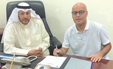 ماهر الشمري خلال توقيع العقد بحضور هملان الهملان﻿