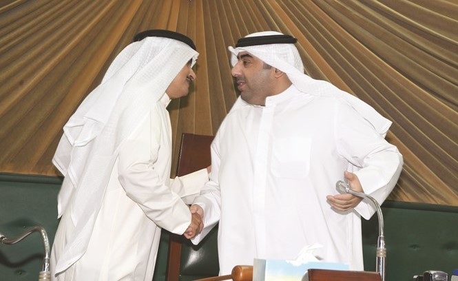 أسامة العتيبي مصافحا م.أحمد المنفوحي ﻿
