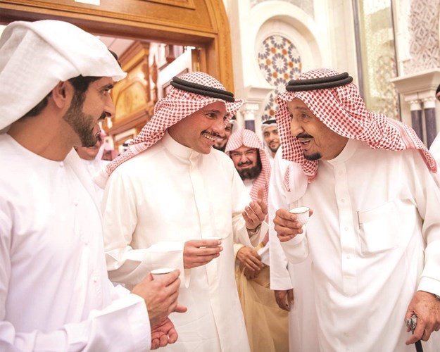 خادم الحرمين الشريفين في حديث مع مرزوق الغانم وحمدان بن محمد بن راشد﻿