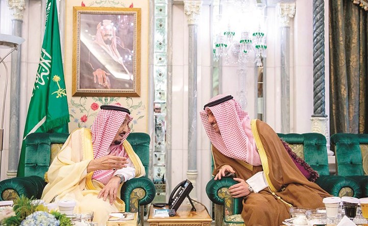 خادم الحرمين الشريفين الملك سلمان بن عبدالعزيز مع رئيس مجلسالأمة مرزوق الغانم﻿