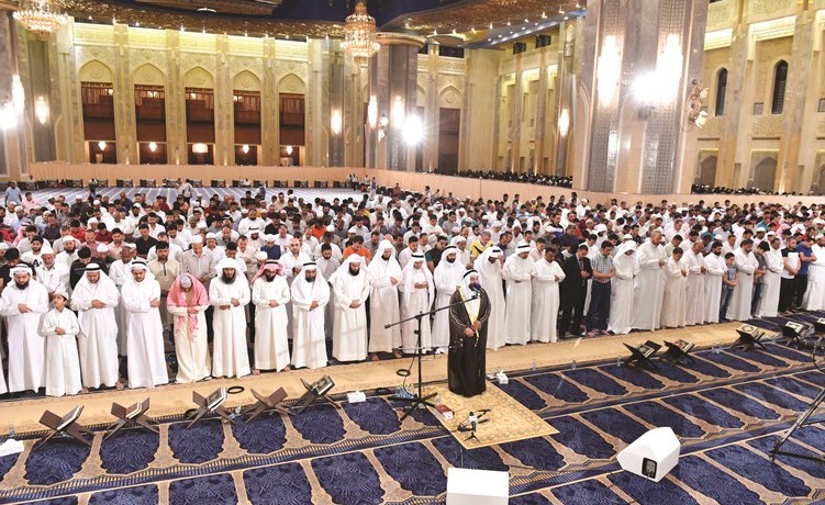 القارئ ماجد العنزي أم المصلين في الركعات الأربع الأولى من صلاة القيام	(متين غوزال)﻿