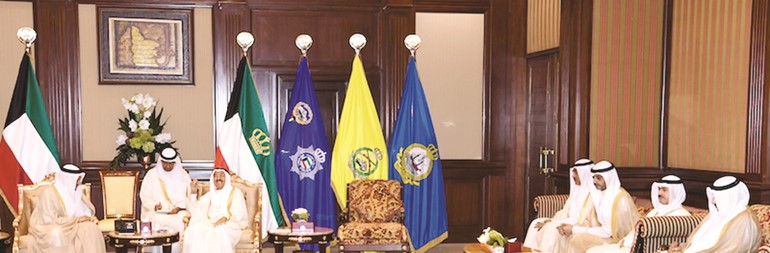 صاحب السمو الأمير الشيخ صباح الأحمد مستقبلا د.عبداللطيف الزياني بحضور الشيخ صباح الخالد والشيخ محمد العبدالله والشيخ خالد العبدالله﻿