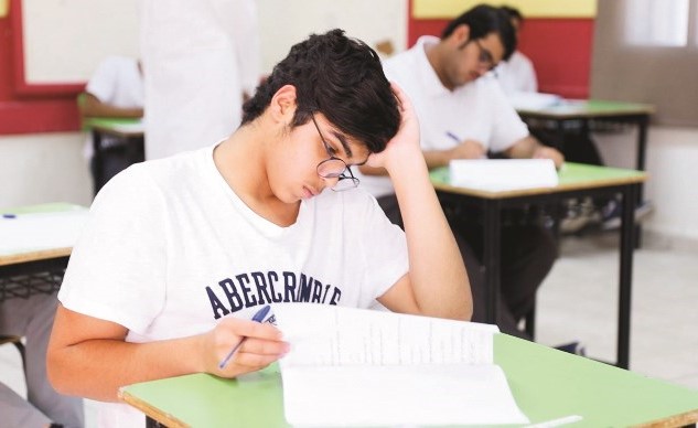 جانب من الاختبارات في إحدى اللجان أمس﻿